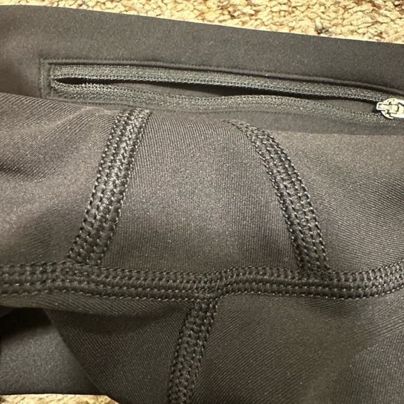 Sale Lululemon black leggings size 6 EUC- excellent condition!! - Picture 2 of 6